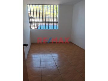 ¡Vive o invierte en una de las zonas más céntricas y seguras de Piura! Se vende bonito departamento en primer piso, con buenos acabados y dentro de un