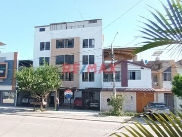 ¡Vive o invierte en una de las zonas más céntricas y seguras de Piura! Se vende bonito departamento en primer piso, con buenos acabados y dentro de un