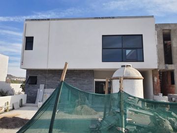 Residencia en Altozanzo, Jardín, 3 Habitaciones, Family Room, Super LUJO !!