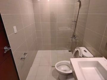 ONEUPTOWNSOUTH20BX: For Sale Fully Furnished 1BR no Balcony Unit in One Uptown BGC
