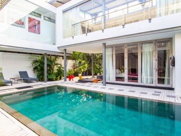 Villa Modern Minimalis 4 Kamar dekat Pantai Batu Belig