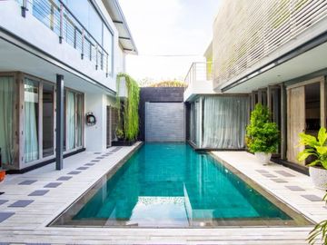 Villa Modern Minimalis 4 Kamar dekat Pantai Batu Belig