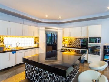 Villa Modern Minimalis 4 Kamar dekat Pantai Batu Belig