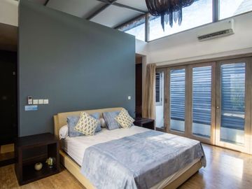 Villa Modern Minimalis 4 Kamar dekat Pantai Batu Belig