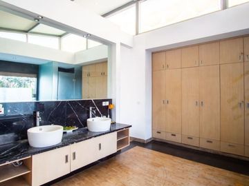 Villa Modern Minimalis 4 Kamar dekat Pantai Batu Belig