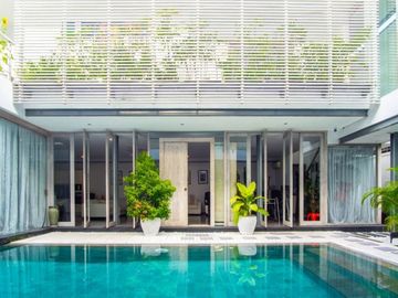 Villa Modern Minimalis 4 Kamar dekat Pantai Batu Belig