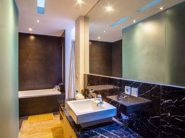 Villa Modern Minimalis 4 Kamar dekat Pantai Batu Belig