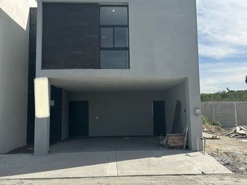 CASA EN VENTA EN CUMBRES SANTORAL - GARCIA