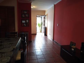 EXCELENTE TRÍPLEX CON AMPLIO FONDO LIBRE
