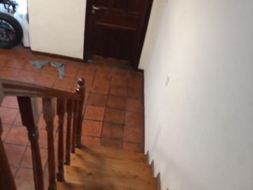 EXCELENTE TRÍPLEX CON AMPLIO FONDO LIBRE
