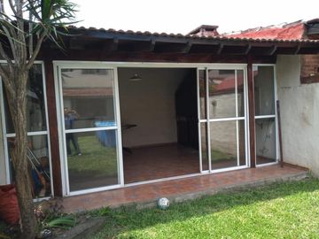 EXCELENTE TRÍPLEX CON AMPLIO FONDO LIBRE