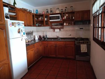 EXCELENTE TRÍPLEX CON AMPLIO FONDO LIBRE