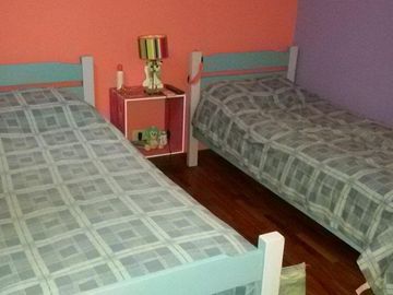 EXCELENTE TRÍPLEX CON AMPLIO FONDO LIBRE