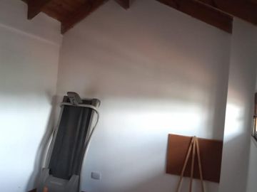 EXCELENTE TRÍPLEX CON AMPLIO FONDO LIBRE