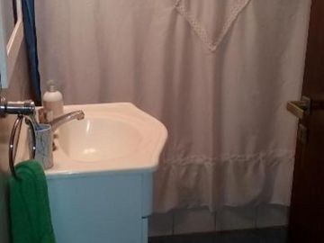 EXCELENTE TRÍPLEX CON AMPLIO FONDO LIBRE