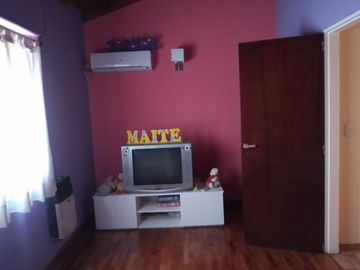 EXCELENTE TRÍPLEX CON AMPLIO FONDO LIBRE
