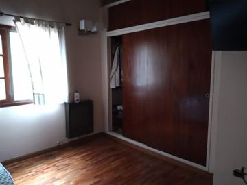 EXCELENTE TRÍPLEX CON AMPLIO FONDO LIBRE