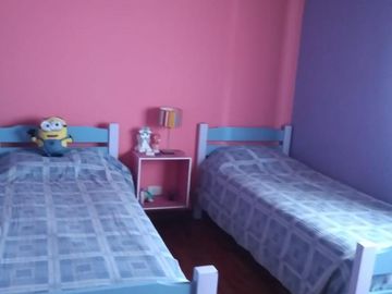 EXCELENTE TRÍPLEX CON AMPLIO FONDO LIBRE