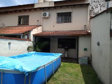 EXCELENTE TRÍPLEX CON AMPLIO FONDO LIBRE