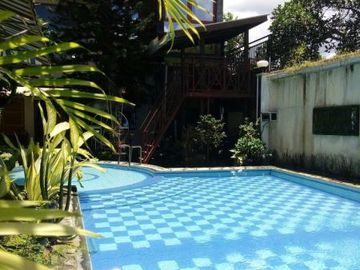 Rumah mewah dengan kolam renang dekat Hyatt