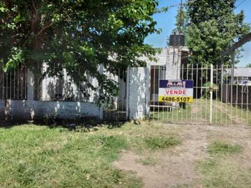 Casa en venta en Isidro Casanova