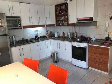 EXCELENTE DEPARTAMENTO CON PISCINA Y COCHERA DE 4 AMBIENTES