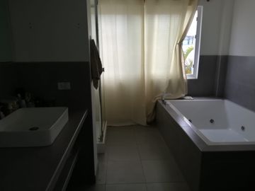 HERMOSA CASA, GRAN TAMAÑO EN ZONA EXLUSIVA DE JESUS MARIA