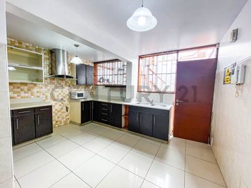 CASA DE 4 PISOS EN VENTA
