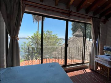 CASA EN VENTA A ORILLA DEL LAGO 