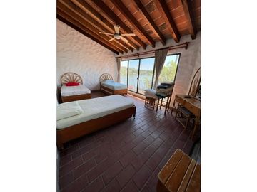 CASA EN VENTA A ORILLA DEL LAGO 
