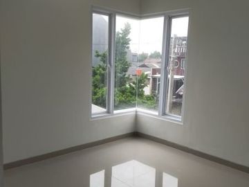 Rumah hook minimalis cantik 2 lt di Cluster Teras Legian Tanah Baru Depok 1,3 M