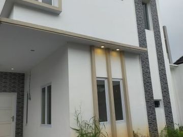 Rumah hook minimalis cantik 2 lt di Cluster Teras Legian Tanah Baru Depok 1,3 M