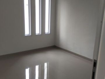 Rumah hook minimalis cantik 2 lt di Cluster Teras Legian Tanah Baru Depok 1,3 M