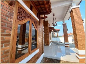 RUMAH JAWA KLASIK DALAM CLUSTER BERKEAMANAN DI PRAMBANAN