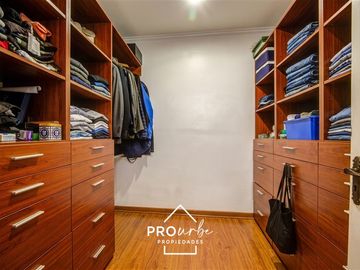 Casa en venta de 5 dorm. en Las Condes, jardin y piscina