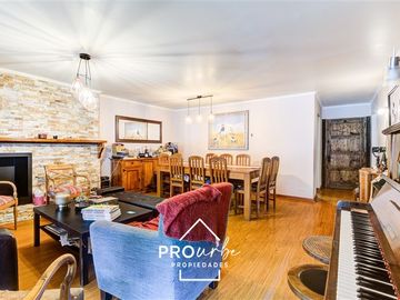 Casa en venta de 5 dorm. en Las Condes, jardin y piscina