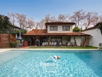 Casa en venta de 5 dorm. en Las Condes, jardin y piscina