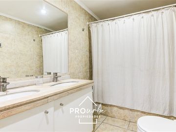 Casa en venta de 5 dorm. en Las Condes, jardin y piscina