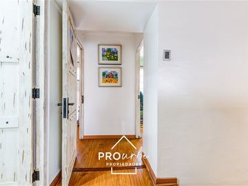 Casa en venta de 5 dorm. en Las Condes, jardin y piscina