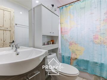 Casa en venta de 5 dorm. en Las Condes, jardin y piscina