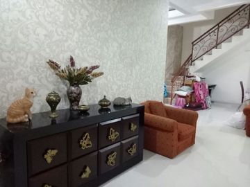 Rumah besar dan luas dalam perumahan condong catur