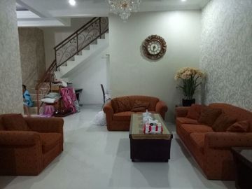 Rumah besar dan luas dalam perumahan condong catur
