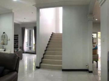 Dijual rumah semi furnish Pakuwon indah VBI Surabaya*