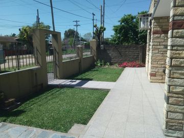 Casa de 3 amb + Depto 2 amb c/ fondo libre. Lote 12x30 Mts