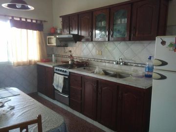 Casa de 3 amb + Depto 2 amb c/ fondo libre. Lote 12x30 Mts