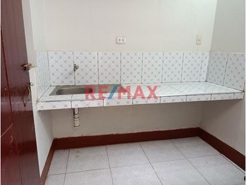 🏡 ¡OCASIÓN ÚNICA EN TRUJILLO!

¿Buscas una propiedad amplia, versátil y lista para seguir construyendo? ¡Esta es tu oportunidad!
📍 Ubicada en Centr