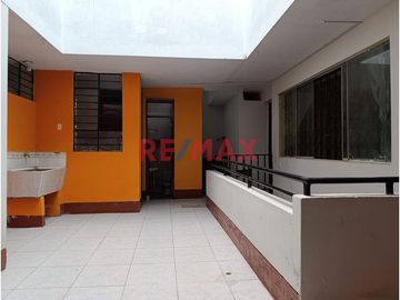 🏡 ¡OCASIÓN ÚNICA EN TRUJILLO!

¿Buscas una propiedad amplia, versátil y lista para seguir construyendo? ¡Esta es tu oportunidad!
📍 Ubicada en Centr