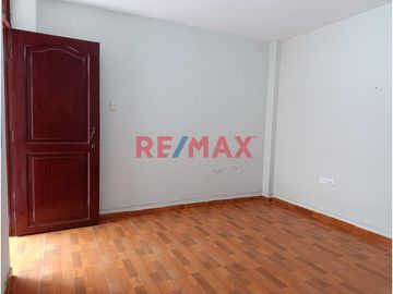 🏡 ¡OCASIÓN ÚNICA EN TRUJILLO!

¿Buscas una propiedad amplia, versátil y lista para seguir construyendo? ¡Esta es tu oportunidad!
📍 Ubicada en Centr