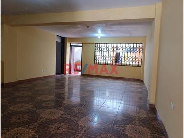 🏡 ¡OCASIÓN ÚNICA EN TRUJILLO!

¿Buscas una propiedad amplia, versátil y lista para seguir construyendo? ¡Esta es tu oportunidad!
📍 Ubicada en Centr