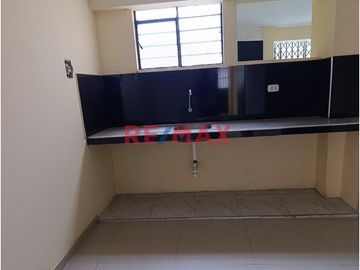 🏡 ¡OCASIÓN ÚNICA EN TRUJILLO!

¿Buscas una propiedad amplia, versátil y lista para seguir construyendo? ¡Esta es tu oportunidad!
📍 Ubicada en Centr